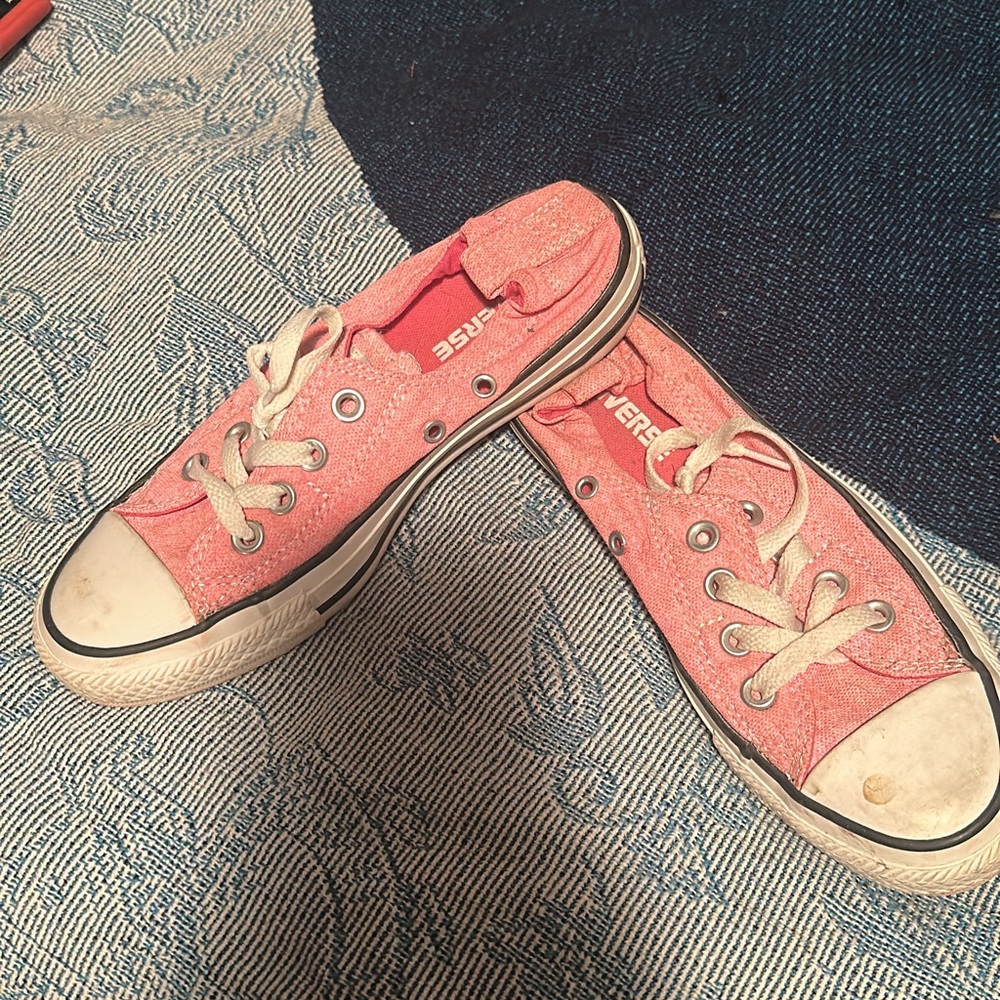 Converse light pink shoelaces are short ones
